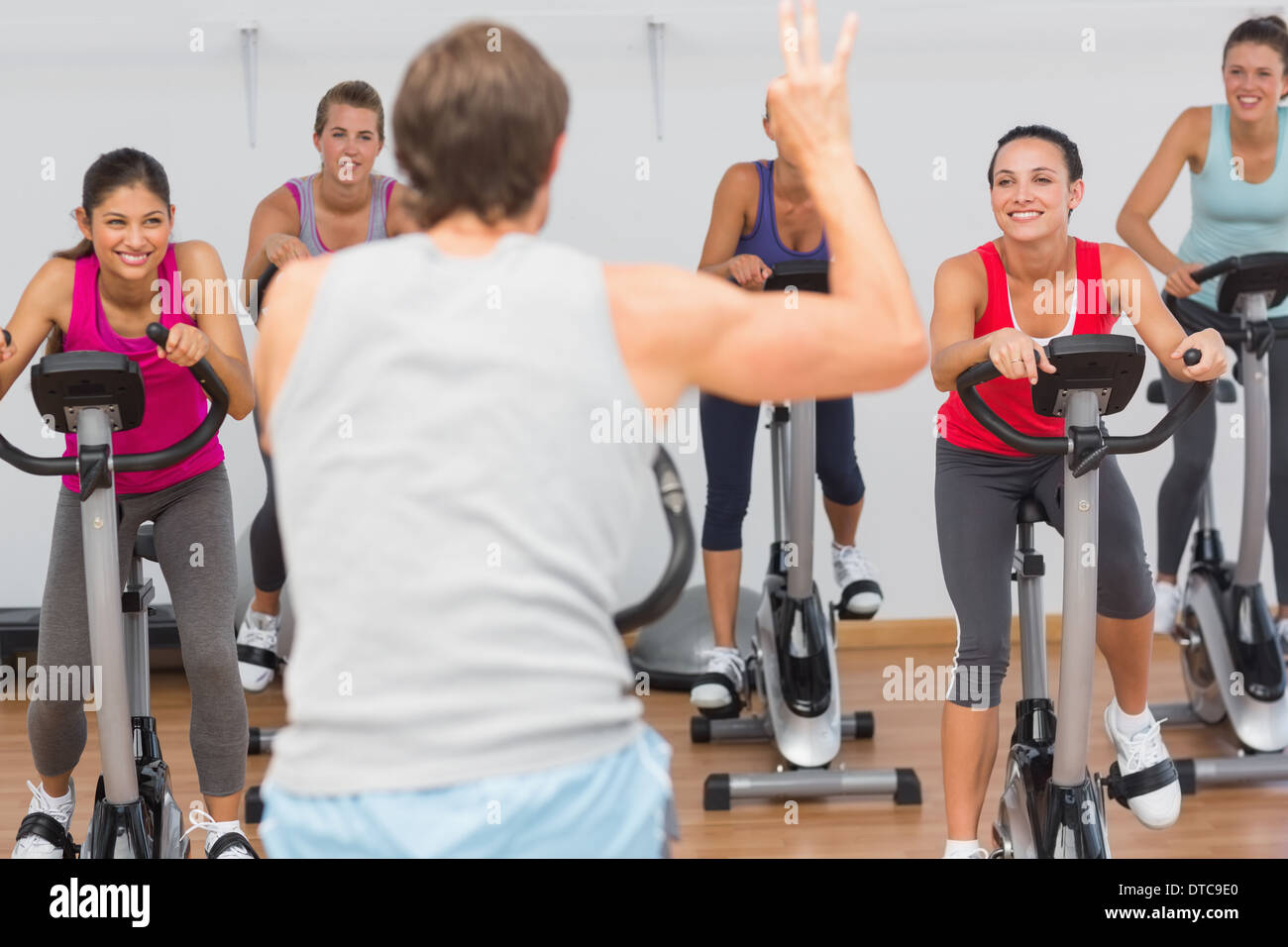 Trainer und Fitness-Klasse bei spinning-Klasse Stockfoto