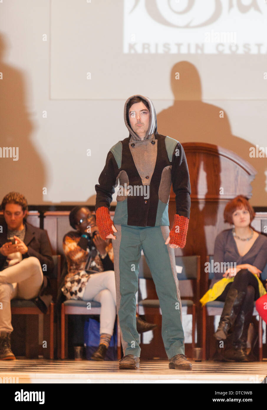 New York Fashionweek. Eine Modenschau Februar, 13 im Heiligen Apostel Ballroom in Chelsea, Manhattan. Dieses Ereignis war ein Vorteil für die Love146.org zu Ende Kinderhandel. Auf diesem Foto: Mode-Designer Kristin Costa (Couture Fashion Week, Victoria Secret Flügel mit Izquierdo Studios) präsentiert "Schattenseite". Stockfoto