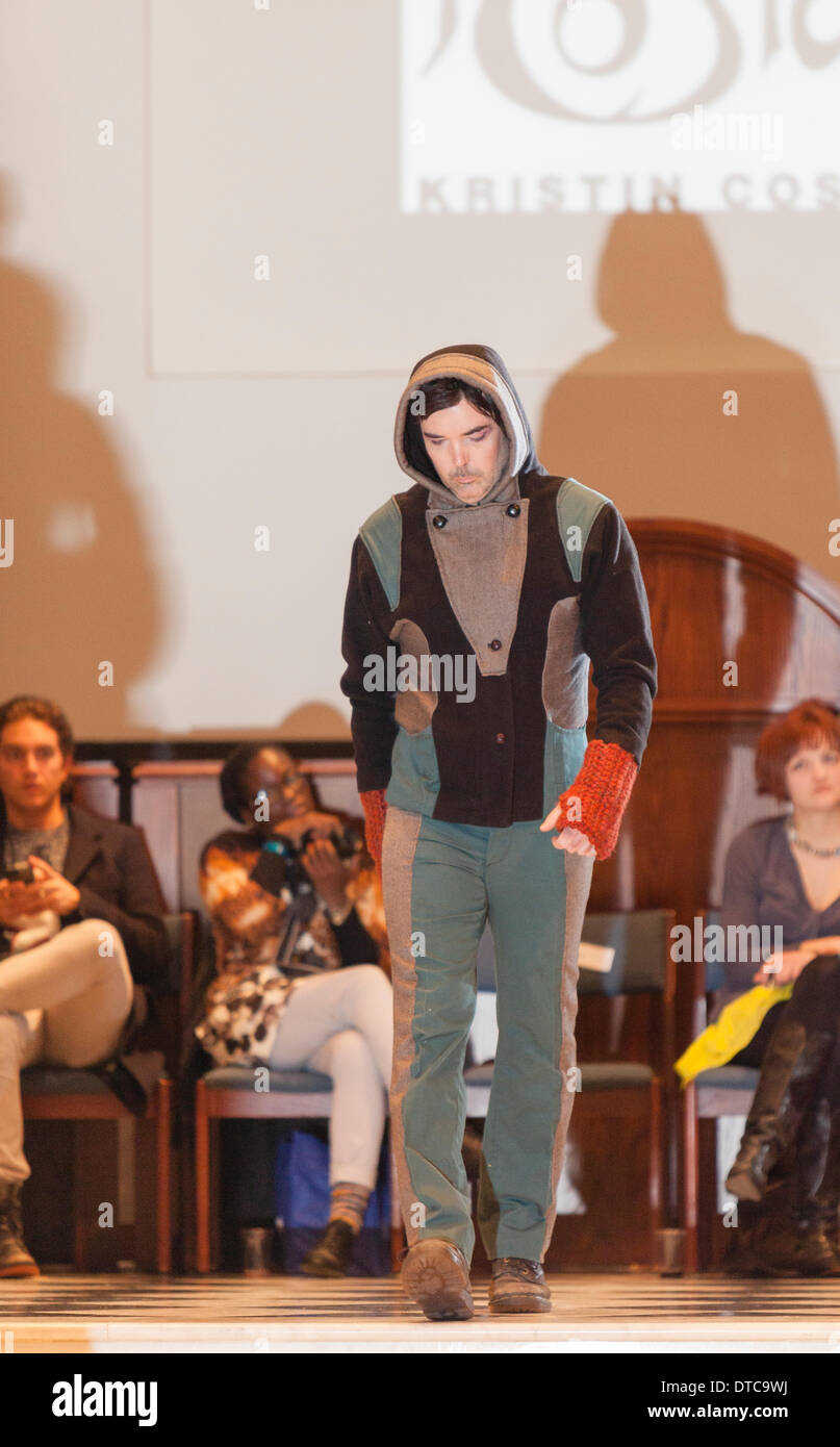 New York Fashionweek. Eine Modenschau Februar, 13 im Heiligen Apostel Ballroom in Chelsea, Manhattan. Dieses Ereignis war ein Vorteil für die Love146.org zu Ende Kinderhandel. Auf diesem Foto: Mode-Designer Kristin Costa (Couture Fashion Week, Victoria Secret Flügel mit Izquierdo Studios) präsentiert "Schattenseite". Stockfoto