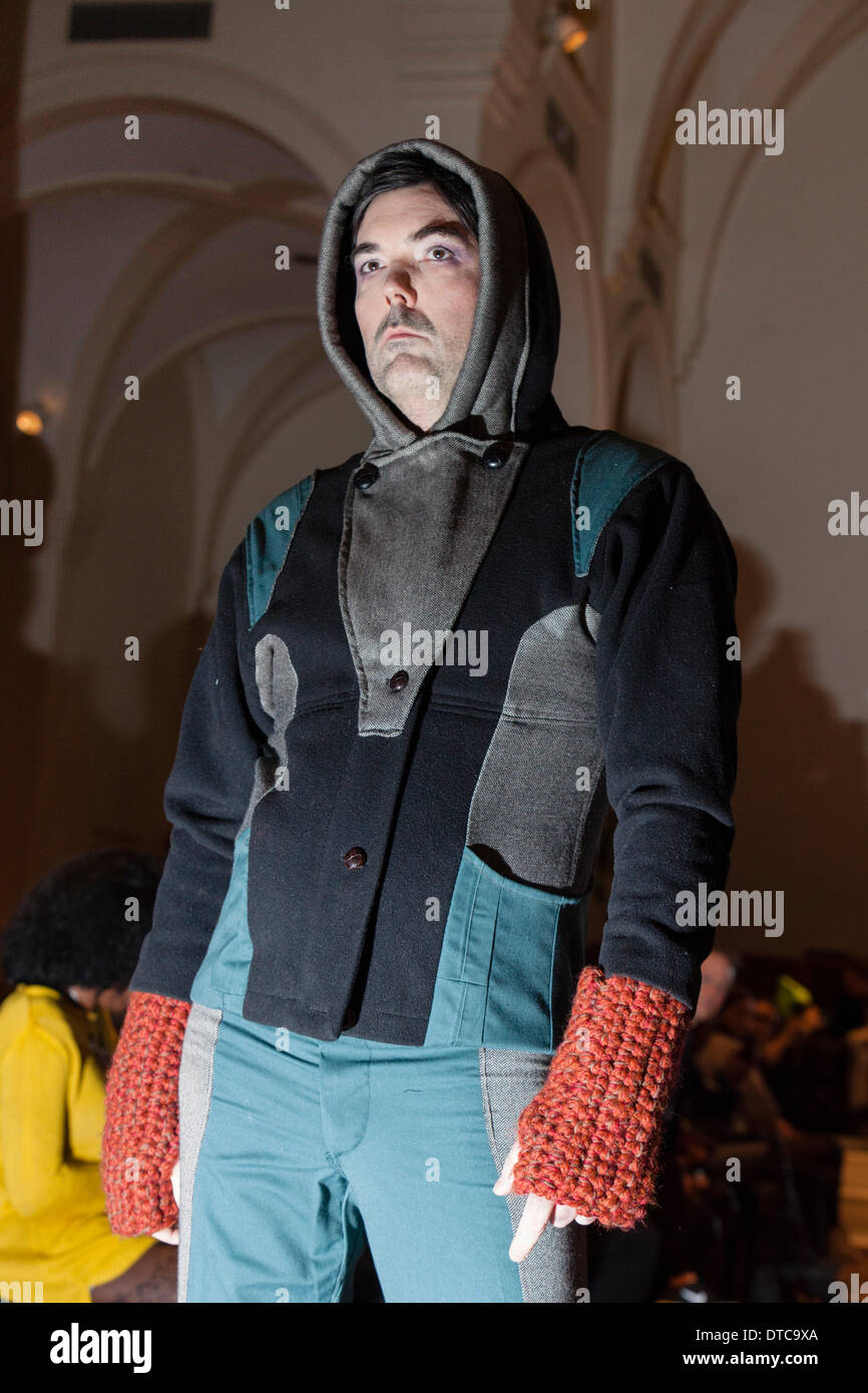 New York Fashionweek. Eine Modenschau Februar, 13 im Heiligen Apostel Ballroom in Chelsea, Manhattan. Dieses Ereignis war ein Vorteil für die Love146.org zu Ende Kinderhandel. Auf diesem Foto: Mode-Designer Kristin Costa (Couture Fashion Week, Victoria Secret Flügel mit Izquierdo Studios) präsentiert "Schattenseite". Stockfoto