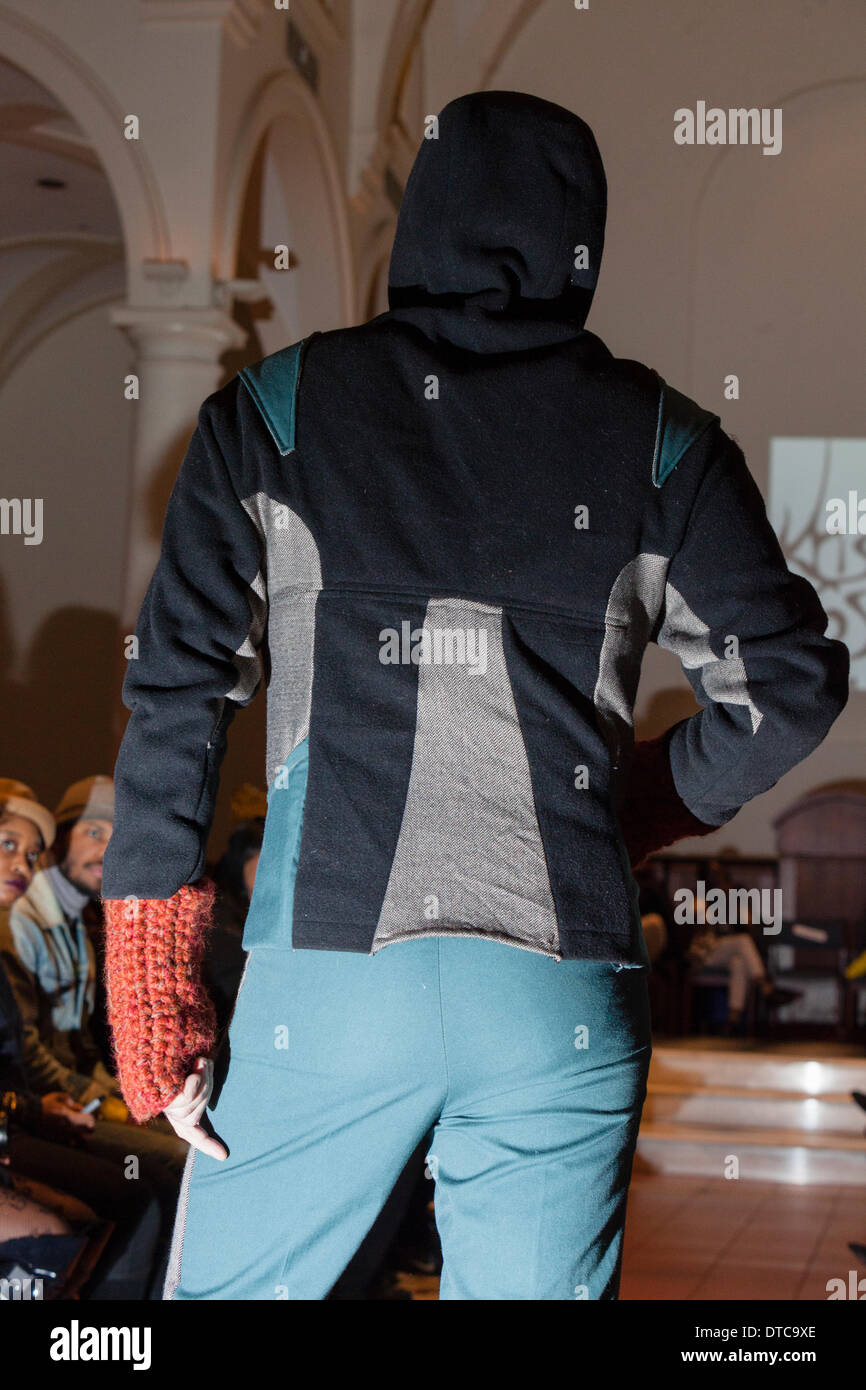 New York Fashionweek. Eine Modenschau Februar, 13 im Heiligen Apostel Ballroom in Chelsea, Manhattan. Dieses Ereignis war ein Vorteil für die Love146.org zu Ende Kinderhandel. Auf diesem Foto: Mode-Designer Kristin Costa (Couture Fashion Week, Victoria Secret Flügel mit Izquierdo Studios) präsentiert "Schattenseite". Stockfoto