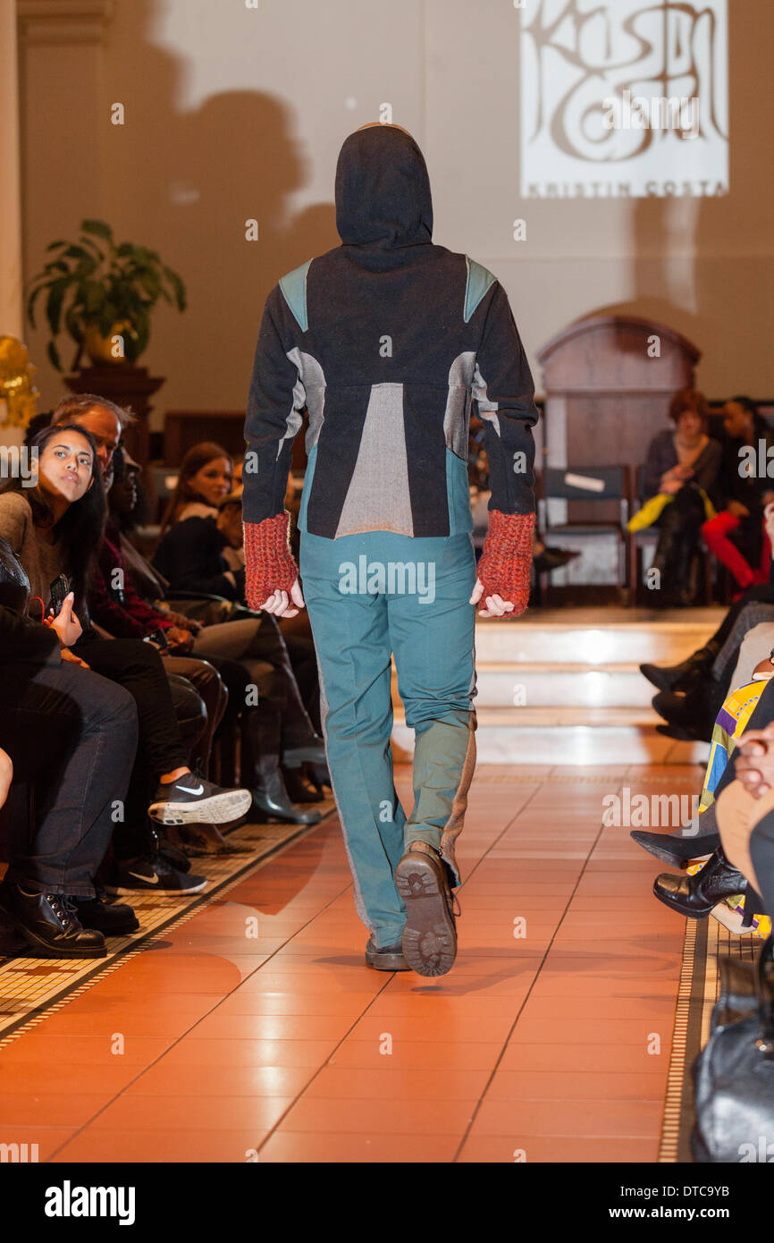 New York Fashionweek. Eine Modenschau Februar, 13 im Heiligen Apostel Ballroom in Chelsea, Manhattan. Dieses Ereignis war ein Vorteil für die Love146.org zu Ende Kinderhandel. Auf diesem Foto: Mode-Designer Kristin Costa (Couture Fashion Week, Victoria Secret Flügel mit Izquierdo Studios) präsentiert "Schattenseite". Stockfoto