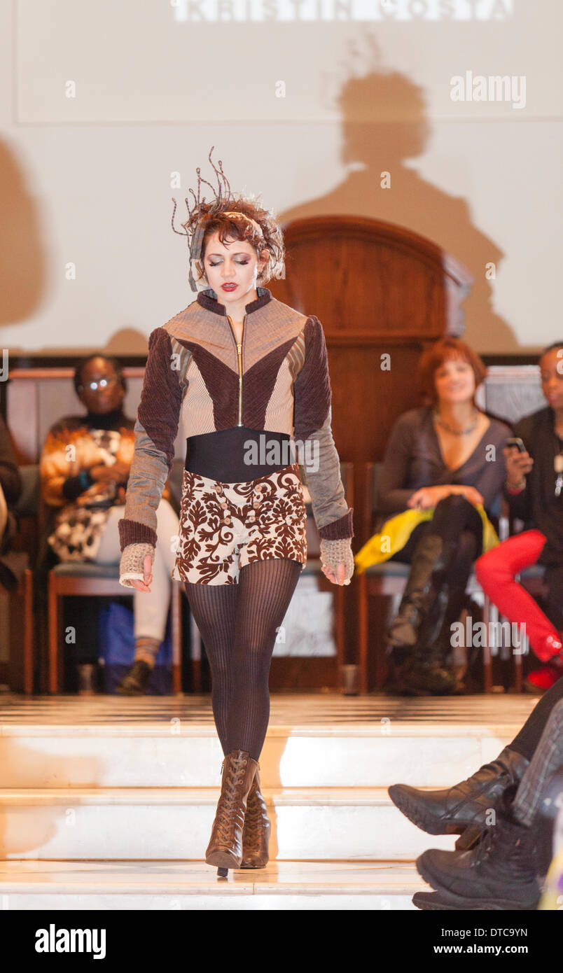 New York Fashionweek. Eine Modenschau Februar, 13 im Heiligen Apostel Ballroom in Chelsea, Manhattan. Dieses Ereignis war ein Vorteil für die Love146.org zu Ende Kinderhandel. Auf diesem Foto: Mode-Designer Kristin Costa (Couture Fashion Week, Victoria Secret Flügel mit Izquierdo Studios) präsentiert "Schattenseite". Stockfoto