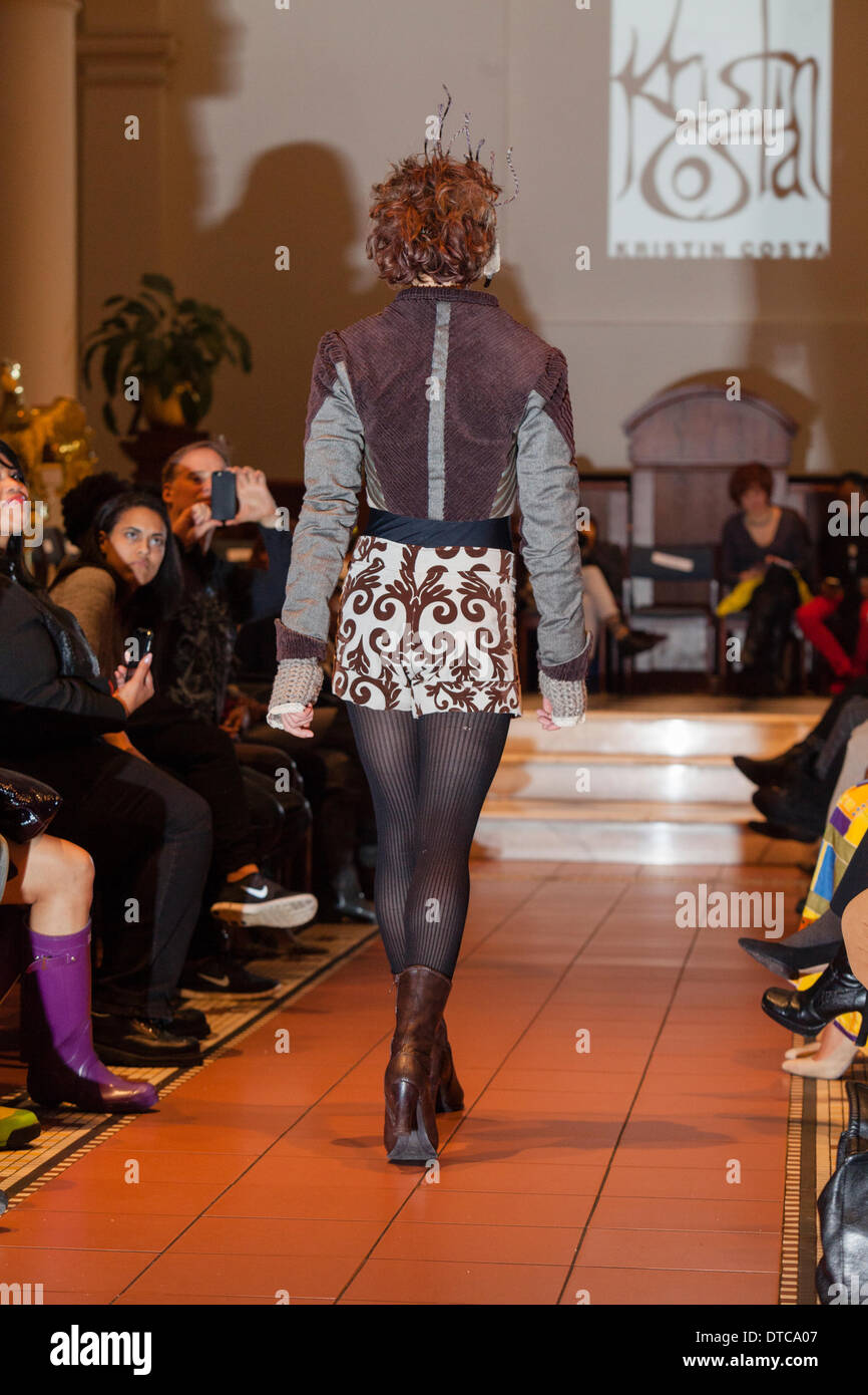 New York Fashionweek. Eine Modenschau Februar, 13 im Heiligen Apostel Ballroom in Chelsea, Manhattan. Dieses Ereignis war ein Vorteil für die Love146.org zu Ende Kinderhandel. Auf diesem Foto: Mode-Designer Kristin Costa (Couture Fashion Week, Victoria Secret Flügel mit Izquierdo Studios) präsentiert "Schattenseite". Stockfoto
