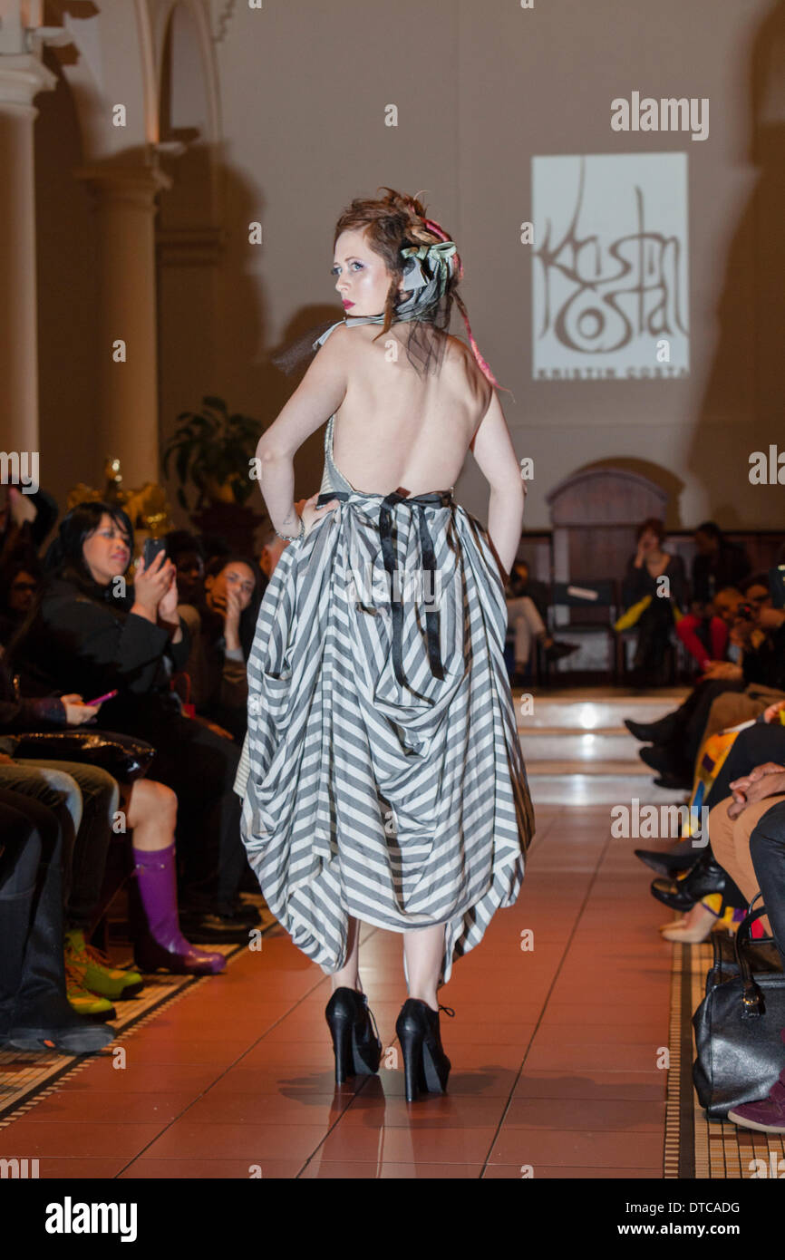New York Fashionweek. Eine Modenschau Februar, 13 im Heiligen Apostel Ballroom in Chelsea, Manhattan. Dieses Ereignis war ein Vorteil für die Love146.org zu Ende Kinderhandel. Auf diesem Foto: Mode-Designer Kristin Costa (Couture Fashion Week, Victoria Secret Flügel mit Izquierdo Studios) präsentiert "Schattenseite". Stockfoto