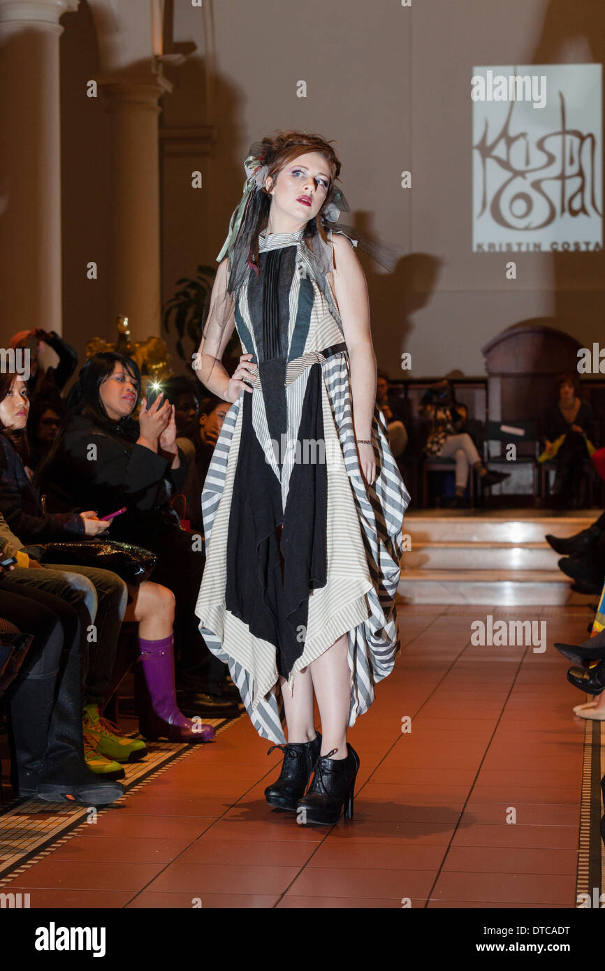 New York Fashionweek. Eine Modenschau Februar, 13 im Heiligen Apostel Ballroom in Chelsea, Manhattan. Dieses Ereignis war ein Vorteil für die Love146.org zu Ende Kinderhandel. Auf diesem Foto: Mode-Designer Kristin Costa (Couture Fashion Week, Victoria Secret Flügel mit Izquierdo Studios) präsentiert "Schattenseite". Stockfoto