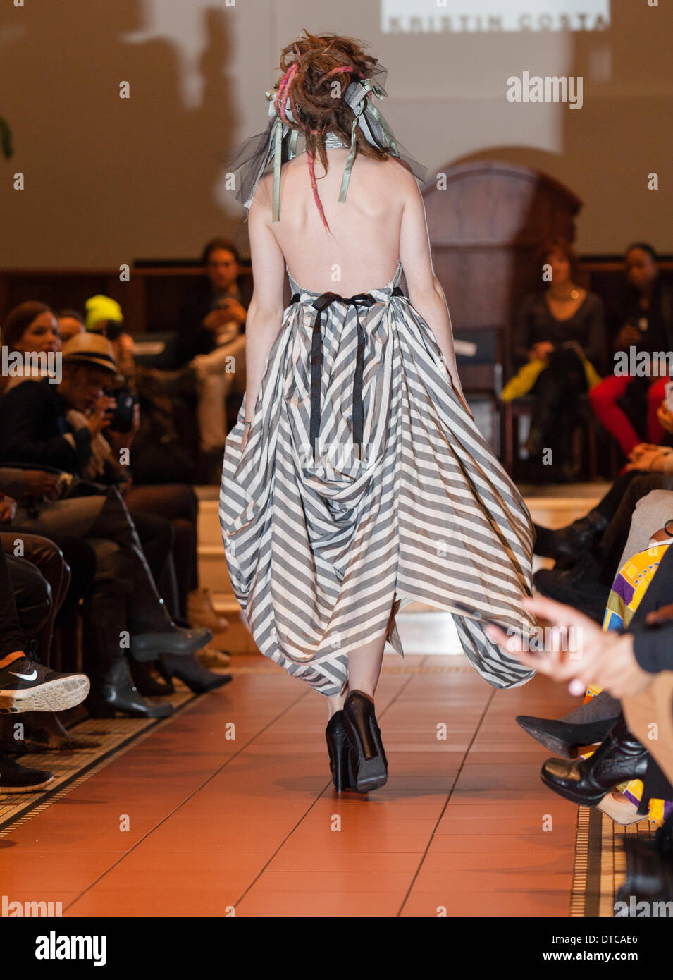 New York Fashionweek. Eine Modenschau Februar, 13 im Heiligen Apostel Ballroom in Chelsea, Manhattan. Dieses Ereignis war ein Vorteil für die Love146.org zu Ende Kinderhandel. Auf diesem Foto: Mode-Designer Kristin Costa (Couture Fashion Week, Victoria Secret Flügel mit Izquierdo Studios) präsentiert "Schattenseite". Stockfoto