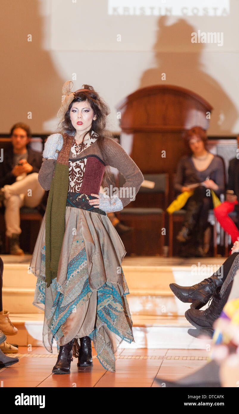 New York Fashionweek. Eine Modenschau Februar, 13 im Heiligen Apostel Ballroom in Chelsea, Manhattan. Dieses Ereignis war ein Vorteil für die Love146.org zu Ende Kinderhandel. Auf diesem Foto: Mode-Designer Kristin Costa (Couture Fashion Week, Victoria Secret Flügel mit Izquierdo Studios) präsentiert "Schattenseite". Stockfoto