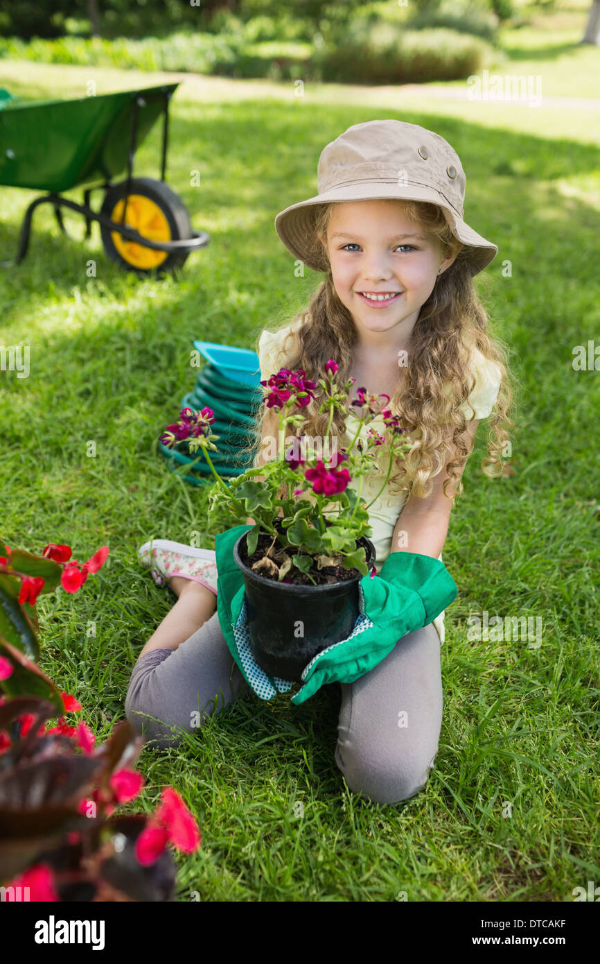 Lächelndes Mädchen engagiert bei der Gartenarbeit Stockfoto