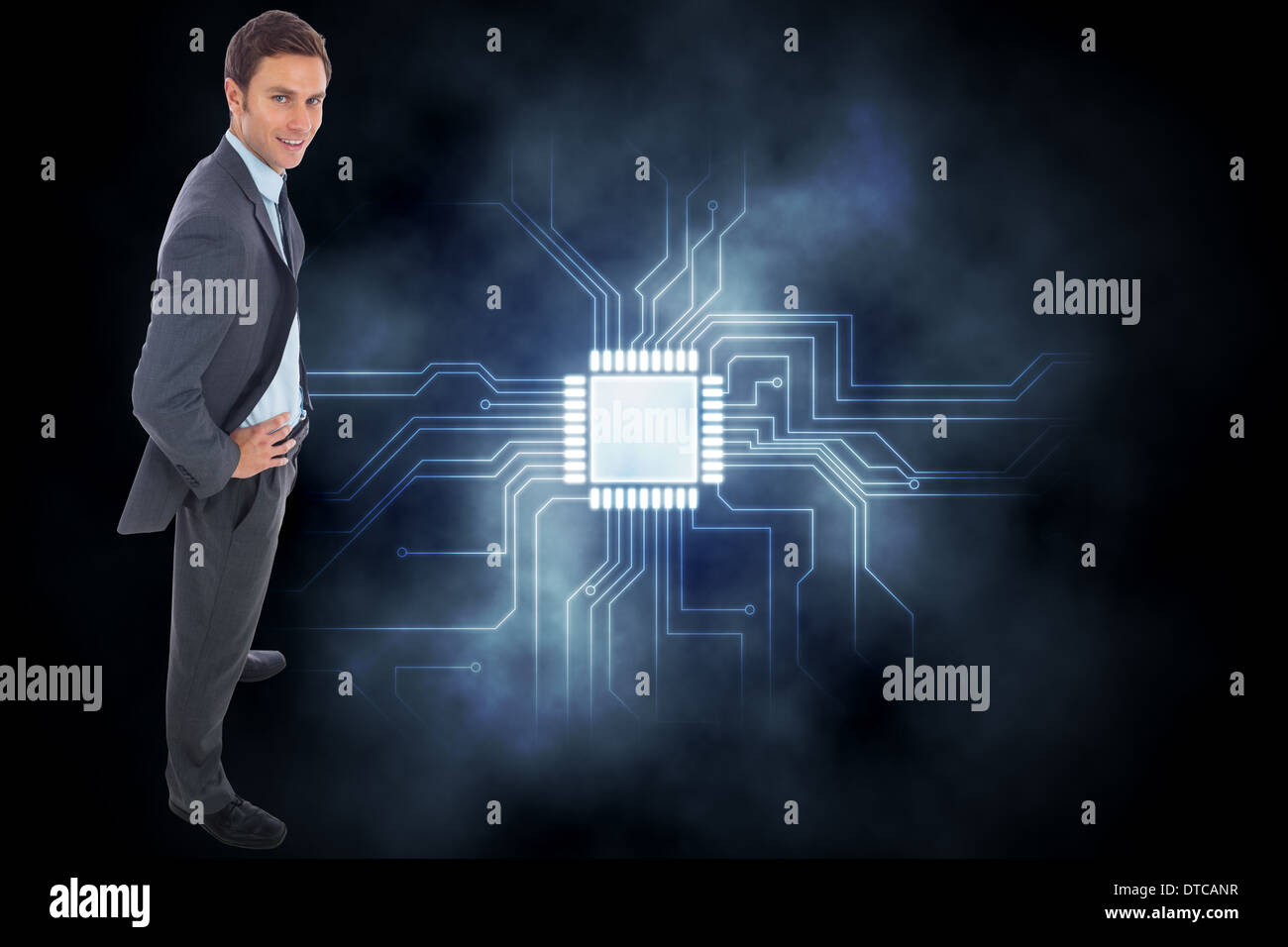 Zusammengesetztes Bild von fröhlich Geschäftsmann stehend mit Händen auf den Hüften Stockfoto