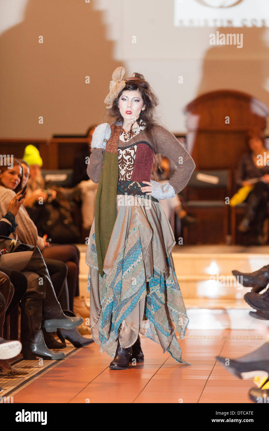 New York Fashionweek. Eine Modenschau Februar, 13 im Heiligen Apostel Ballroom in Chelsea, Manhattan. Dieses Ereignis war ein Vorteil für die Love146.org zu Ende Kinderhandel. Auf diesem Foto: Mode-Designer Kristin Costa (Couture Fashion Week, Victoria Secret Flügel mit Izquierdo Studios) präsentiert "Schattenseite". Stockfoto