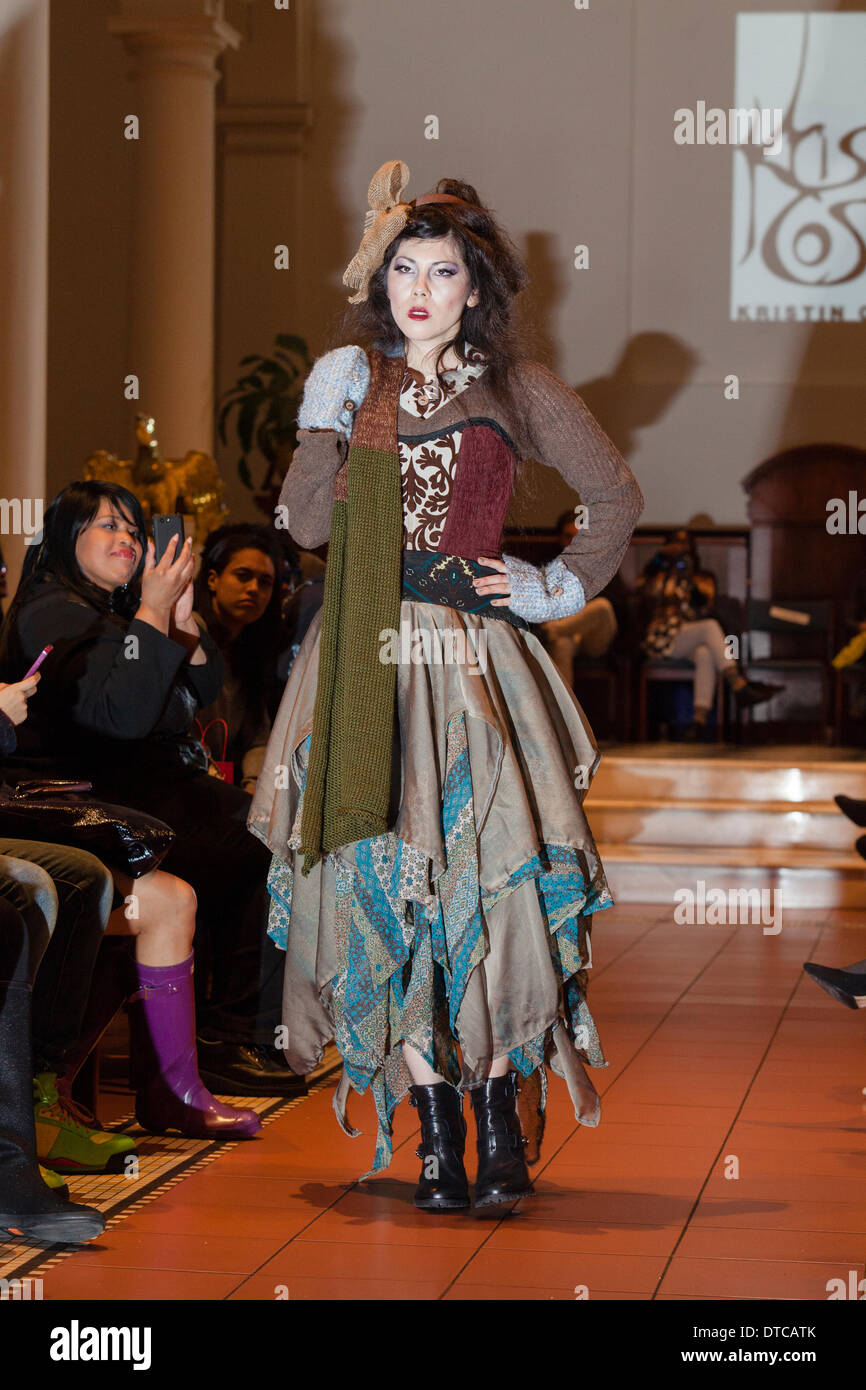 New York Fashionweek. Eine Modenschau Februar, 13 im Heiligen Apostel Ballroom in Chelsea, Manhattan. Dieses Ereignis war ein Vorteil für die Love146.org zu Ende Kinderhandel. Auf diesem Foto: Mode-Designer Kristin Costa (Couture Fashion Week, Victoria Secret Flügel mit Izquierdo Studios) präsentiert "Schattenseite". Stockfoto