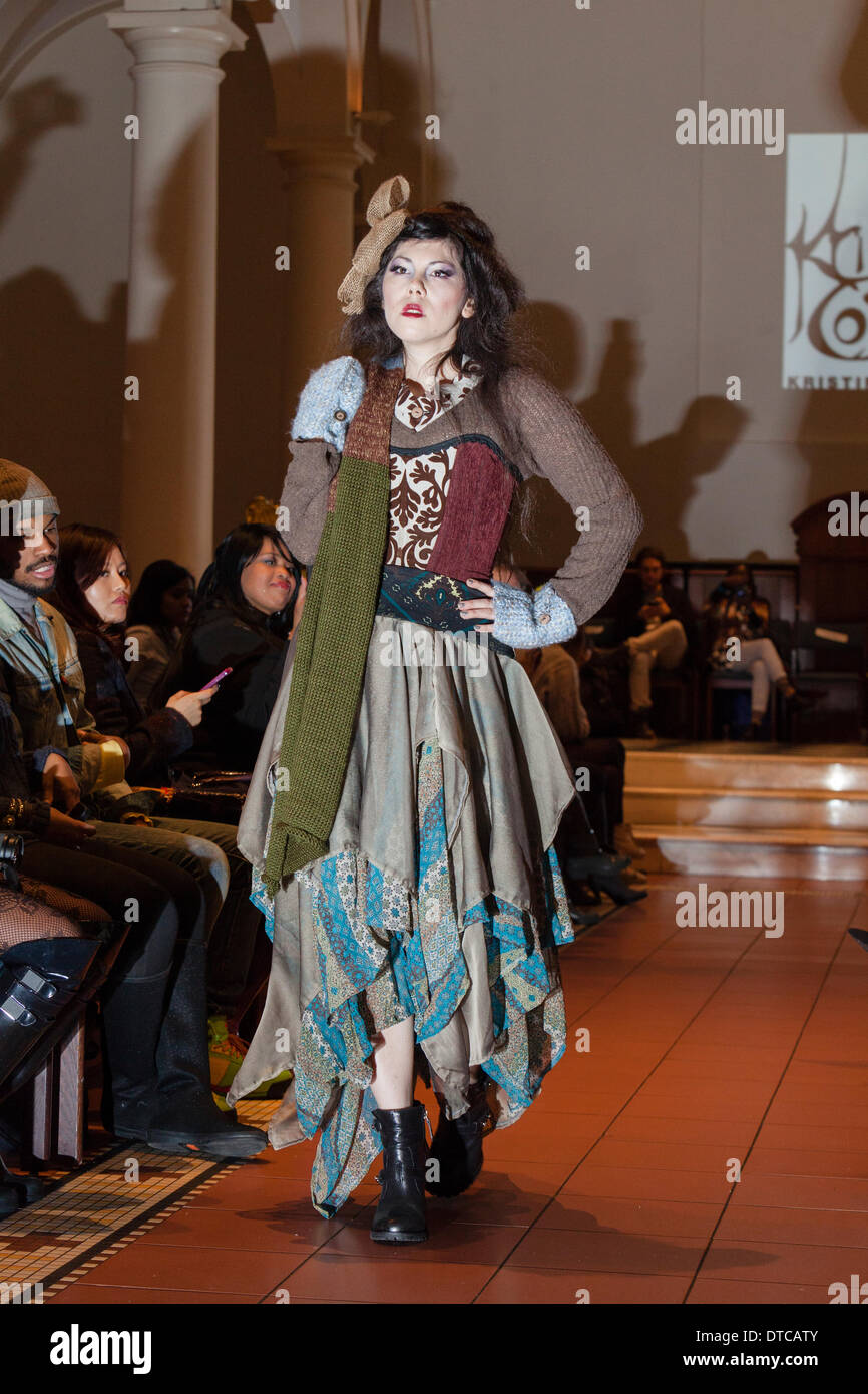 New York Fashionweek. Eine Modenschau Februar, 13 im Heiligen Apostel Ballroom in Chelsea, Manhattan. Dieses Ereignis war ein Vorteil für die Love146.org zu Ende Kinderhandel. Auf diesem Foto: Mode-Designer Kristin Costa (Couture Fashion Week, Victoria Secret Flügel mit Izquierdo Studios) präsentiert "Schattenseite". Stockfoto