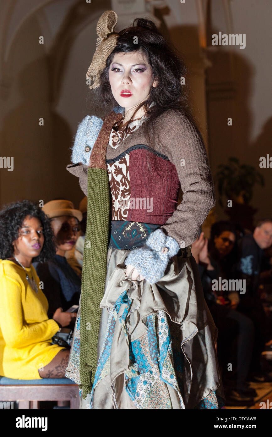 New York Fashionweek. Eine Modenschau Februar, 13 im Heiligen Apostel Ballroom in Chelsea, Manhattan. Dieses Ereignis war ein Vorteil für die Love146.org zu Ende Kinderhandel. Auf diesem Foto: Mode-Designer Kristin Costa (Couture Fashion Week, Victoria Secret Flügel mit Izquierdo Studios) präsentiert "Schattenseite". Stockfoto