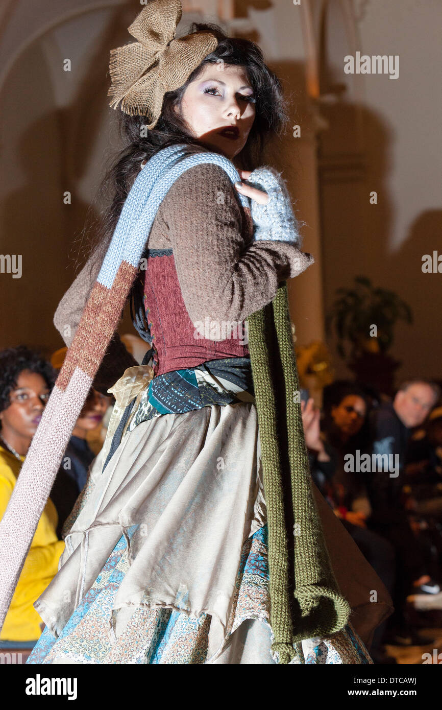 New York Fashionweek. Eine Modenschau Februar, 13 im Heiligen Apostel Ballroom in Chelsea, Manhattan. Dieses Ereignis war ein Vorteil für die Love146.org zu Ende Kinderhandel. Auf diesem Foto: Mode-Designer Kristin Costa (Couture Fashion Week, Victoria Secret Flügel mit Izquierdo Studios) präsentiert "Schattenseite". Stockfoto