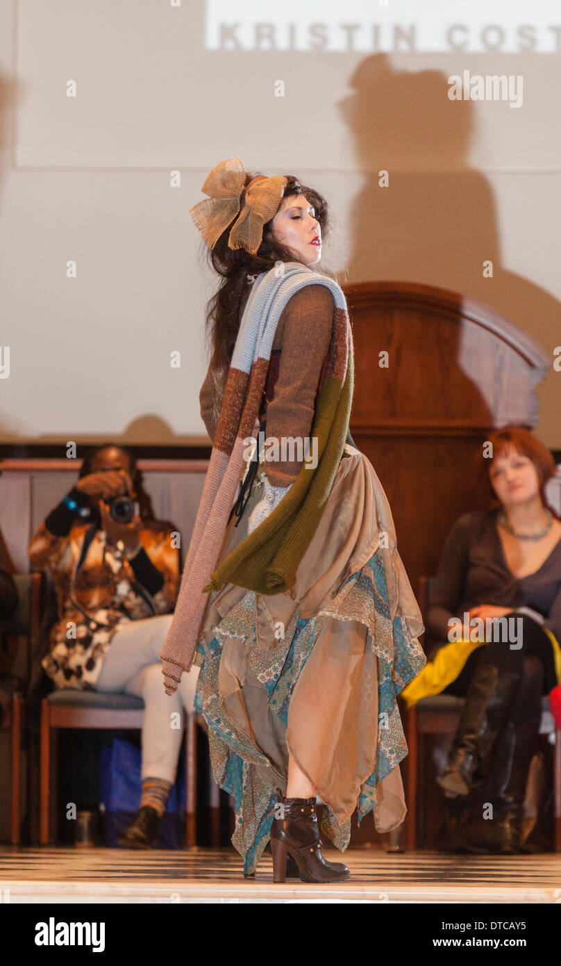 New York Fashionweek. Eine Modenschau Februar, 13 im Heiligen Apostel Ballroom in Chelsea, Manhattan. Dieses Ereignis war ein Vorteil für die Love146.org zu Ende Kinderhandel. Auf diesem Foto: Mode-Designer Kristin Costa (Couture Fashion Week, Victoria Secret Flügel mit Izquierdo Studios) präsentiert "Schattenseite". Stockfoto