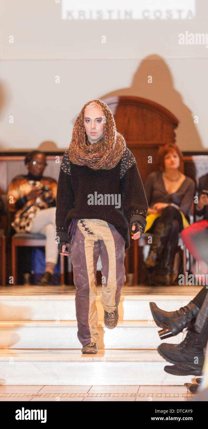 New York Fashionweek. Eine Modenschau Februar, 13 im Heiligen Apostel Ballroom in Chelsea, Manhattan. Dieses Ereignis war ein Vorteil für die Love146.org zu Ende Kinderhandel. Auf diesem Foto: Mode-Designer Kristin Costa (Couture Fashion Week, Victoria Secret Flügel mit Izquierdo Studios) präsentiert "Schattenseite". Stockfoto