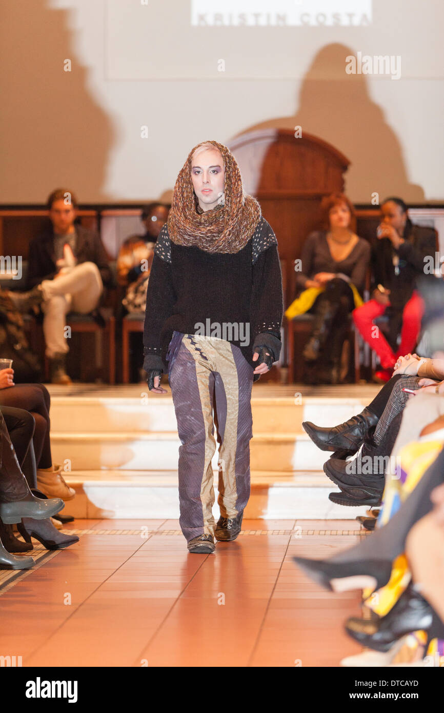 New York Fashionweek. Eine Modenschau Februar, 13 im Heiligen Apostel Ballroom in Chelsea, Manhattan. Dieses Ereignis war ein Vorteil für die Love146.org zu Ende Kinderhandel. Auf diesem Foto: Mode-Designer Kristin Costa (Couture Fashion Week, Victoria Secret Flügel mit Izquierdo Studios) präsentiert "Schattenseite". Stockfoto