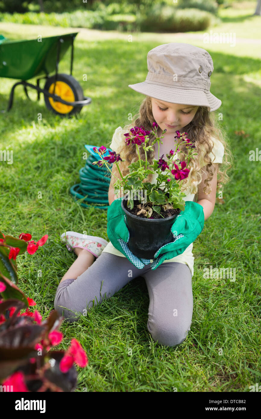Kleines Mädchen engagiert bei der Gartenarbeit Stockfoto