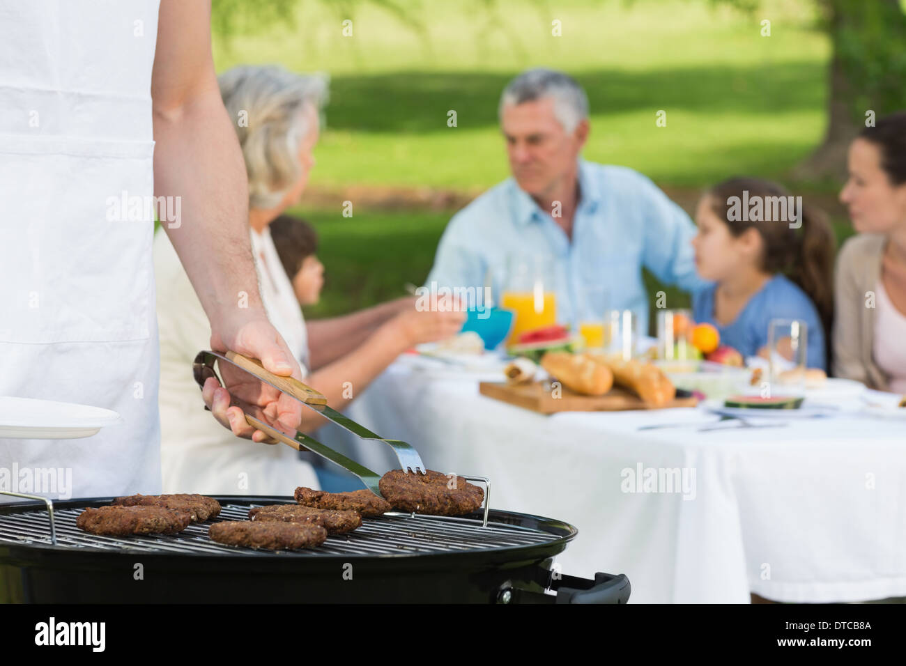 Barbecue-Grill mit Großfamilie mit Mittagessen im park Stockfoto