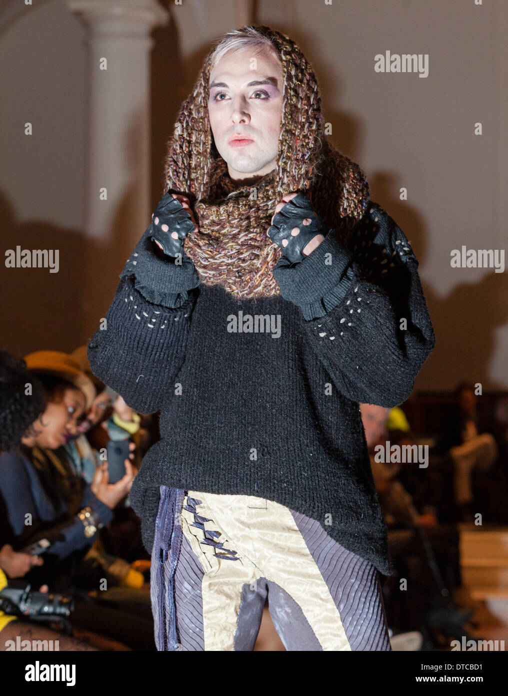 New York Fashionweek. Eine Modenschau Februar, 13 im Heiligen Apostel Ballroom in Chelsea, Manhattan. Dieses Ereignis war ein Vorteil für die Love146.org zu Ende Kinderhandel. Auf diesem Foto: Mode-Designer Kristin Costa (Couture Fashion Week, Victoria Secret Flügel mit Izquierdo Studios) präsentiert "Schattenseite". Stockfoto