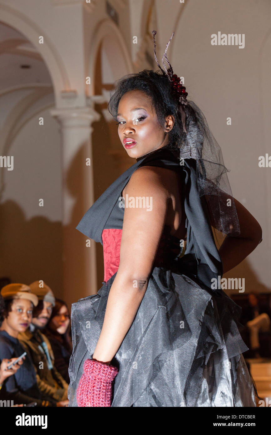 New York Fashionweek. Eine Modenschau Februar, 13 im Heiligen Apostel Ballroom in Chelsea, Manhattan. Dieses Ereignis war ein Vorteil für die Love146.org zu Ende Kinderhandel. Auf diesem Foto: Mode-Designer Kristin Costa (Couture Fashion Week, Victoria Secret Flügel mit Izquierdo Studios) präsentiert "Schattenseite". Stockfoto