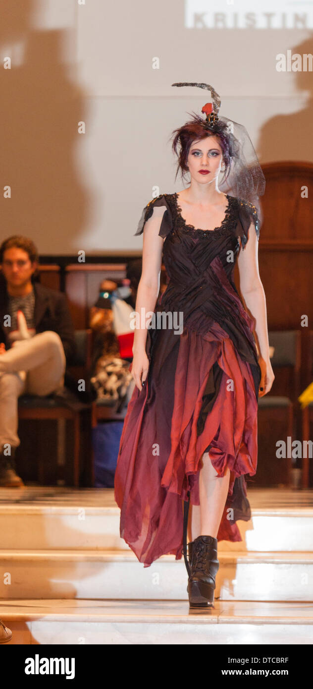 New York Fashionweek. Eine Modenschau Februar, 13 im Heiligen Apostel Ballroom in Chelsea, Manhattan. Dieses Ereignis war ein Vorteil für die Love146.org zu Ende Kinderhandel. Auf diesem Foto: Mode-Designer Kristin Costa (Couture Fashion Week, Victoria Secret Flügel mit Izquierdo Studios) präsentiert "Schattenseite". Stockfoto