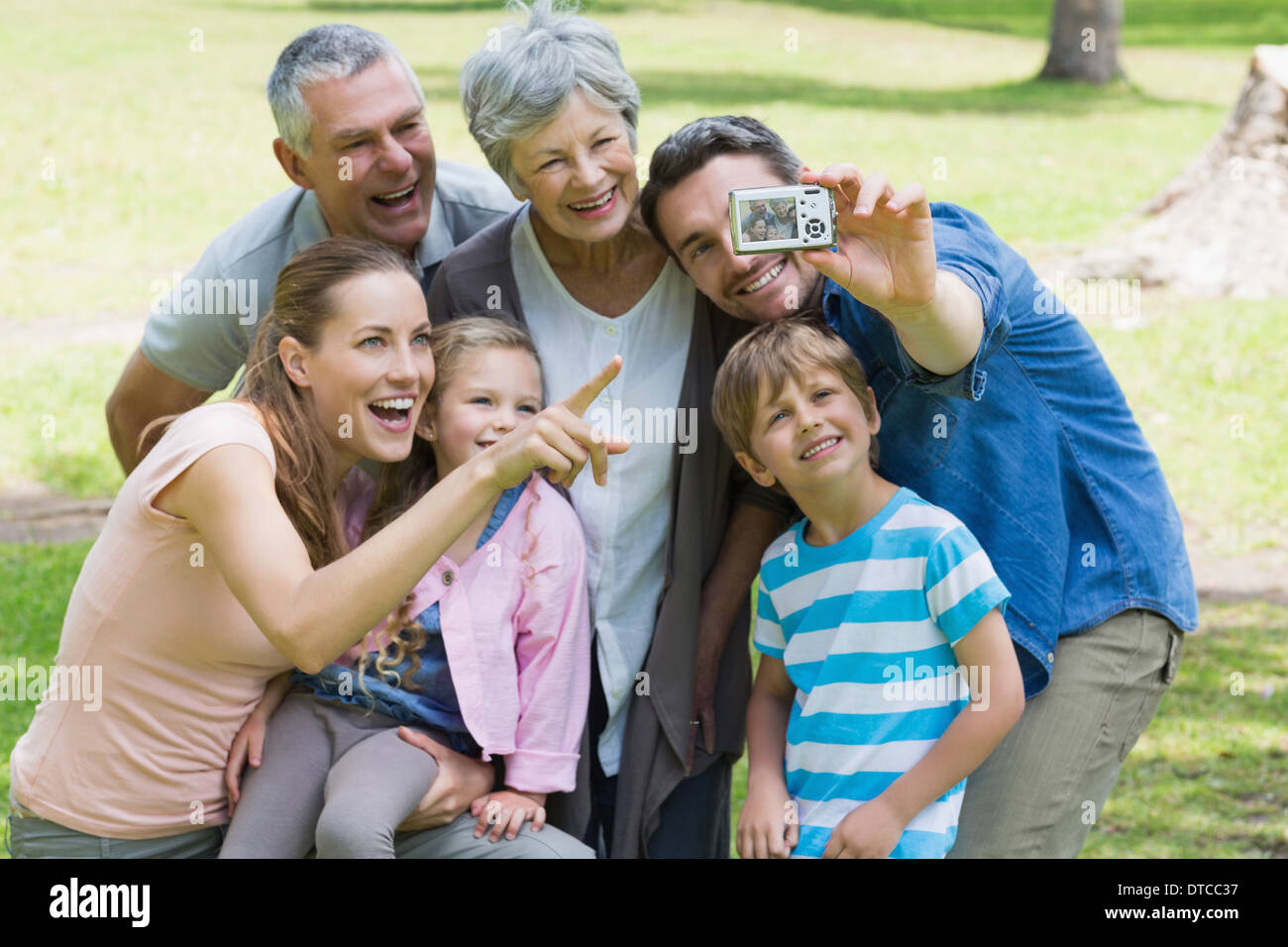 Mann unter Bild der Großfamilie im park Stockfoto