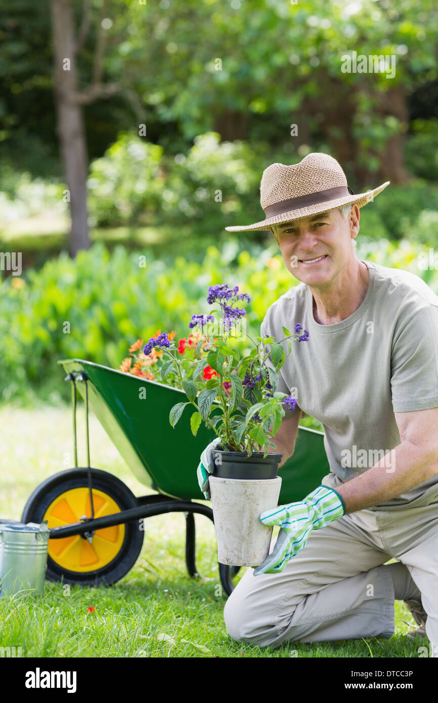 Reifen Mann lächelnd tätig im Gartenbau Stockfoto