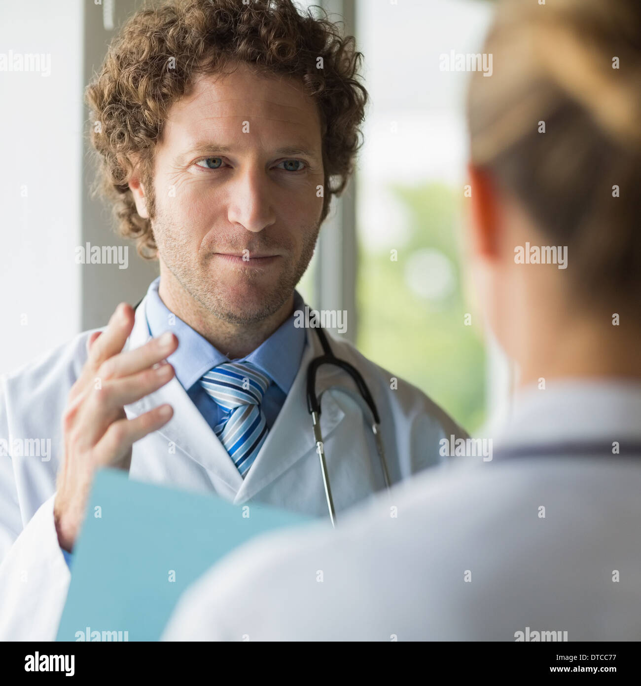 Arzt diskutieren mit Kollegin Stockfoto