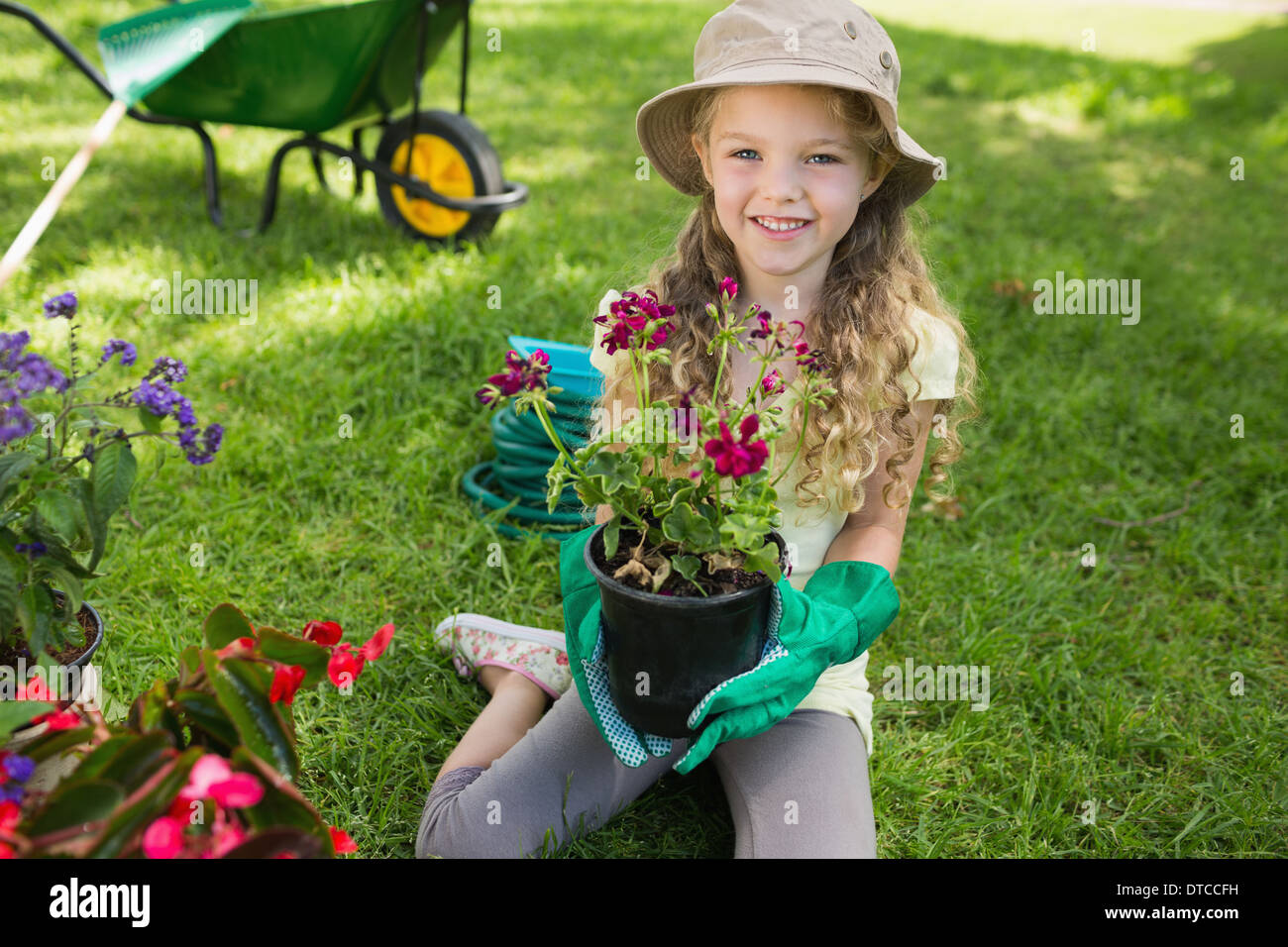 Lächelndes Mädchen engagiert bei der Gartenarbeit Stockfoto