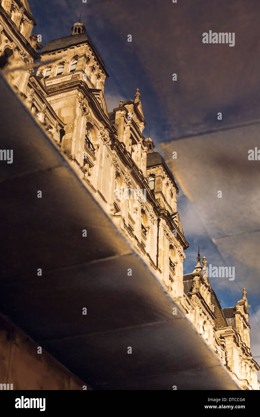 Das Royal Horseguards Hotel spiegelt sich auf der nassen Fahrbahn, Whitehall Court, Westminster, London, England Stockfoto