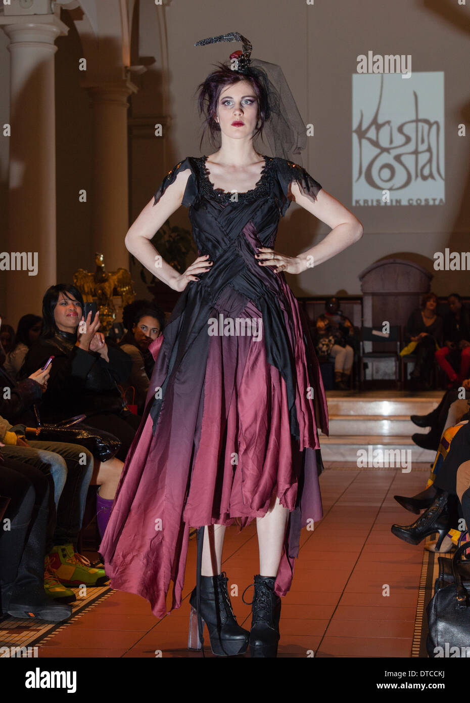 New York Fashionweek. Eine Modenschau Februar, 13 im Heiligen Apostel Ballroom in Chelsea, Manhattan. Dieses Ereignis war ein Vorteil für die Love146.org zu Ende Kinderhandel. Auf diesem Foto: Mode-Designer Kristin Costa (Couture Fashion Week, Victoria Secret Flügel mit Izquierdo Studios) präsentiert "Schattenseite". Stockfoto