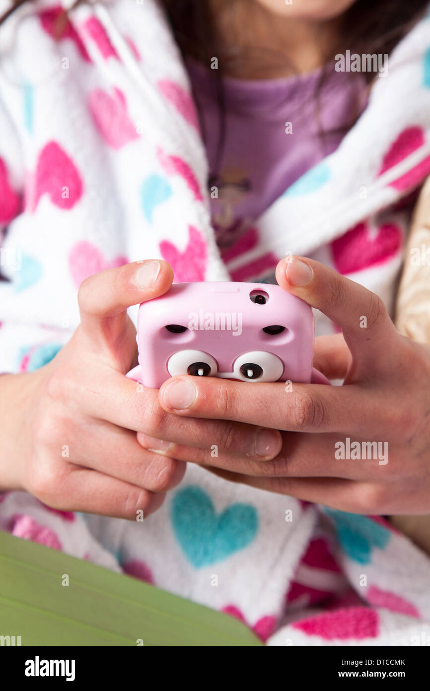 Teenager-Mädchen auf ihrem smart Phone-Close-up Stockfoto