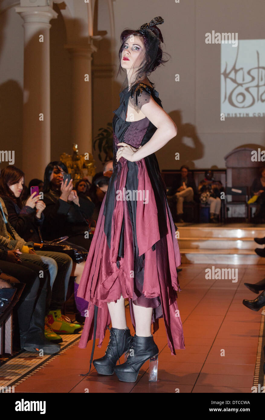New York Fashionweek. Eine Modenschau Februar, 13 im Heiligen Apostel Ballroom in Chelsea, Manhattan. Dieses Ereignis war ein Vorteil für die Love146.org zu Ende Kinderhandel. Auf diesem Foto: Mode-Designer Kristin Costa (Couture Fashion Week, Victoria Secret Flügel mit Izquierdo Studios) präsentiert "Schattenseite". Stockfoto