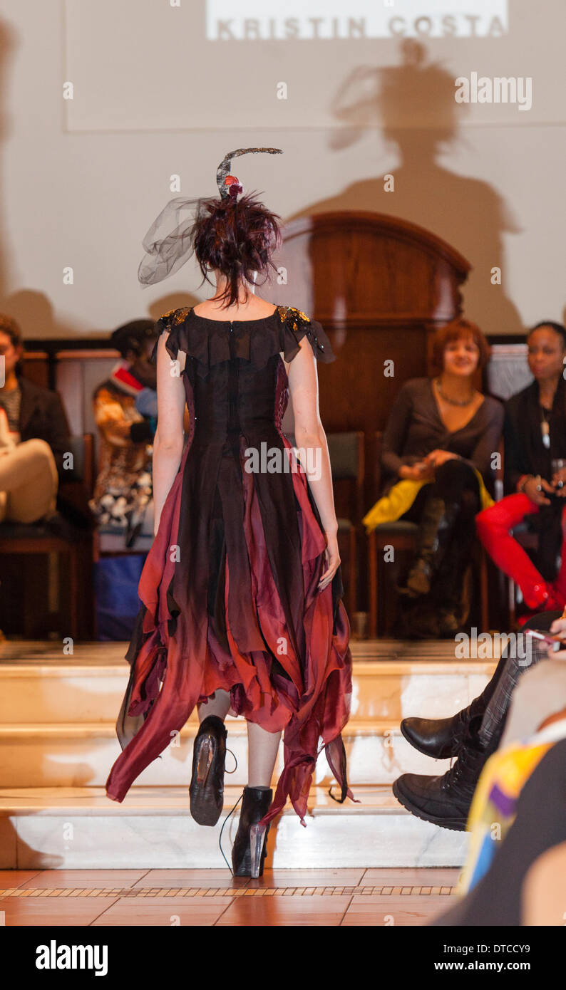 New York Fashionweek. Eine Modenschau Februar, 13 im Heiligen Apostel Ballroom in Chelsea, Manhattan. Dieses Ereignis war ein Vorteil für die Love146.org zu Ende Kinderhandel. Auf diesem Foto: Mode-Designer Kristin Costa (Couture Fashion Week, Victoria Secret Flügel mit Izquierdo Studios) präsentiert "Schattenseite". Stockfoto