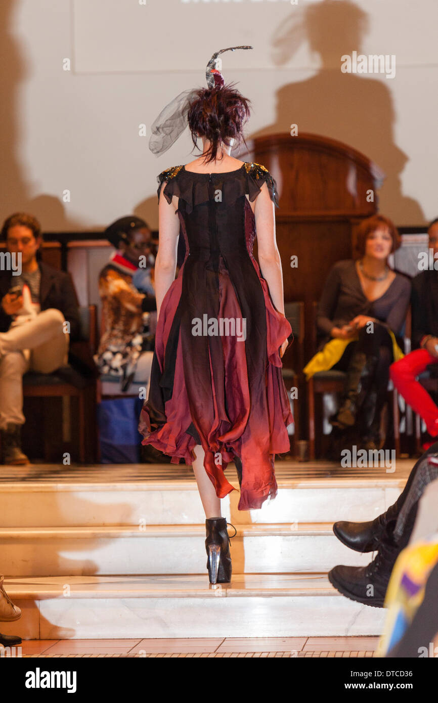 New York Fashionweek. Eine Modenschau Februar, 13 im Heiligen Apostel Ballroom in Chelsea, Manhattan. Dieses Ereignis war ein Vorteil für die Love146.org zu Ende Kinderhandel. Auf diesem Foto: Mode-Designer Kristin Costa (Couture Fashion Week, Victoria Secret Flügel mit Izquierdo Studios) präsentiert "Schattenseite". Stockfoto