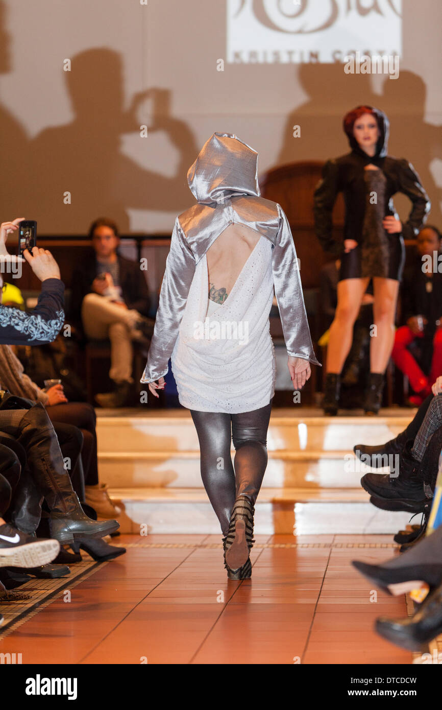 New York Fashionweek. Eine Modenschau Februar, 13 im Heiligen Apostel Ballroom in Chelsea, Manhattan. Dieses Ereignis war ein Vorteil für die Love146.org zu Ende Kinderhandel. Auf diesem Foto: Mode-Designer Kristin Costa (Couture Fashion Week, Victoria Secret Flügel mit Izquierdo Studios) präsentiert "Schattenseite". Stockfoto
