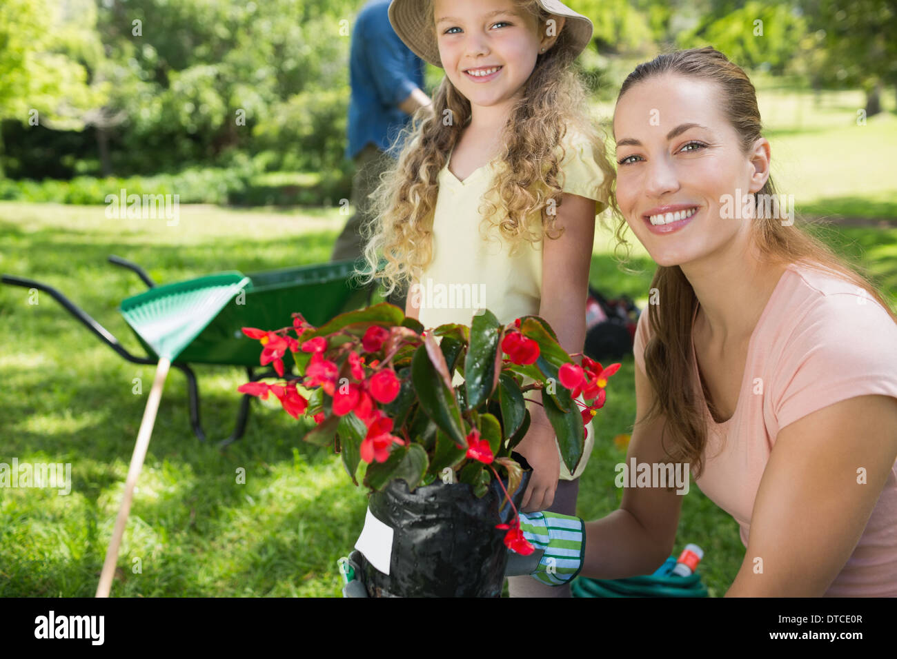 Mutter und Tochter engagiert bei der Gartenarbeit Stockfoto