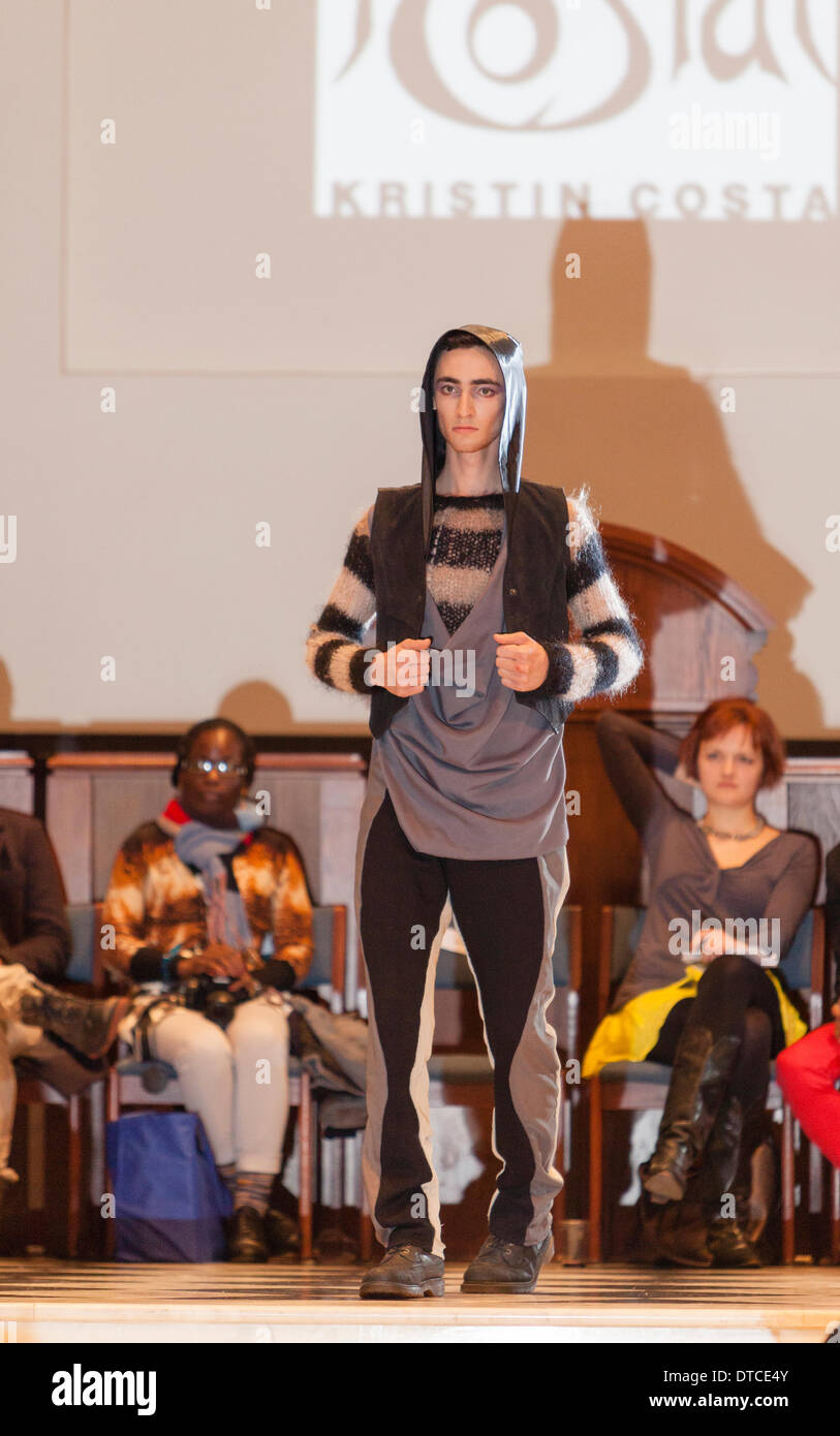 New York Fashionweek. Eine Modenschau Februar, 13 im Heiligen Apostel Ballroom in Chelsea, Manhattan. Dieses Ereignis war ein Vorteil für die Love146.org zu Ende Kinderhandel. Auf diesem Foto: Mode-Designer Kristin Costa (Couture Fashion Week, Victoria Secret Flügel mit Izquierdo Studios) präsentiert "Schattenseite". Stockfoto