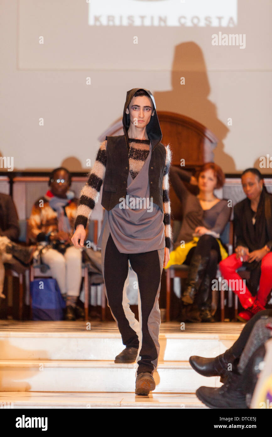 New York Fashionweek. Eine Modenschau Februar, 13 im Heiligen Apostel Ballroom in Chelsea, Manhattan. Dieses Ereignis war ein Vorteil für die Love146.org zu Ende Kinderhandel. Auf diesem Foto: Mode-Designer Kristin Costa (Couture Fashion Week, Victoria Secret Flügel mit Izquierdo Studios) präsentiert "Schattenseite". Stockfoto