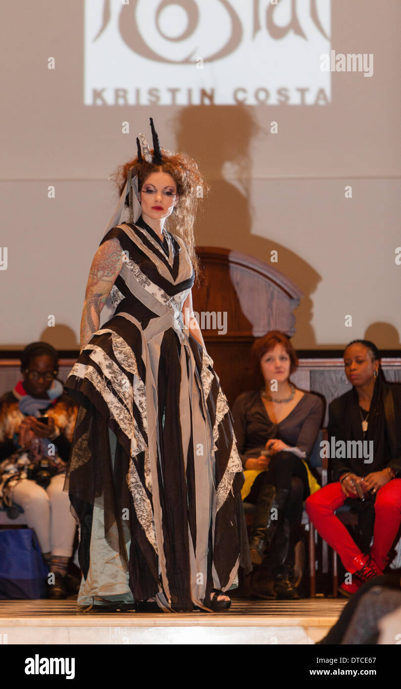 New York Fashionweek. Eine Modenschau Februar, 13 im Heiligen Apostel Ballroom in Chelsea, Manhattan. Dieses Ereignis war ein Vorteil für die Love146.org zu Ende Kinderhandel. Auf diesem Foto: Mode-Designer Kristin Costa (Couture Fashion Week, Victoria Secret Flügel mit Izquierdo Studios) präsentiert "Schattenseite". Stockfoto