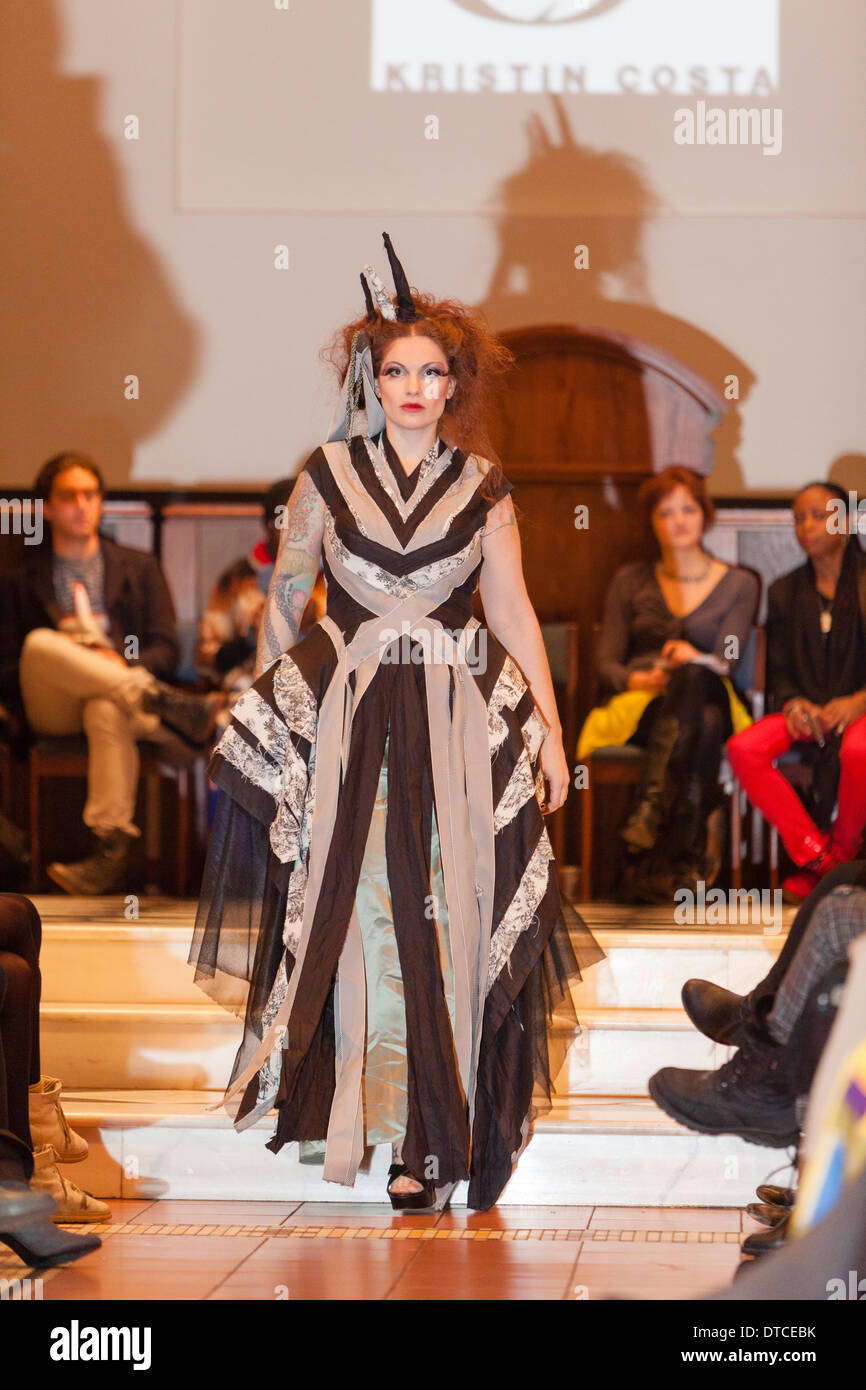 New York Fashionweek. Eine Modenschau Februar, 13 im Heiligen Apostel Ballroom in Chelsea, Manhattan. Dieses Ereignis war ein Vorteil für die Love146.org zu Ende Kinderhandel. Auf diesem Foto: Mode-Designer Kristin Costa (Couture Fashion Week, Victoria Secret Flügel mit Izquierdo Studios) präsentiert "Schattenseite". Stockfoto