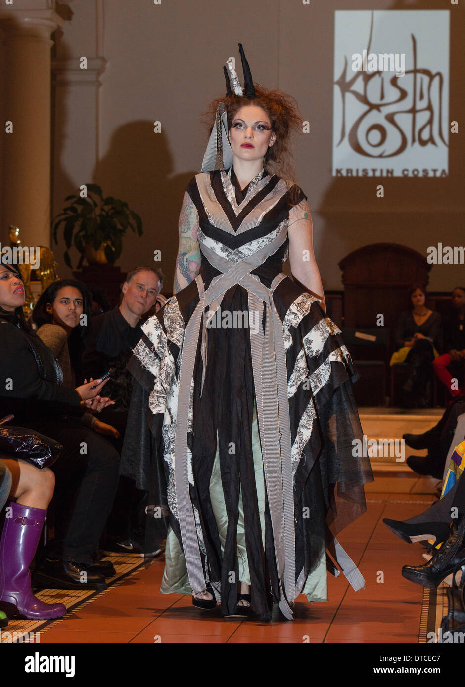 New York Fashionweek. Eine Modenschau Februar, 13 im Heiligen Apostel Ballroom in Chelsea, Manhattan. Dieses Ereignis war ein Vorteil für die Love146.org zu Ende Kinderhandel. Auf diesem Foto: Mode-Designer Kristin Costa (Couture Fashion Week, Victoria Secret Flügel mit Izquierdo Studios) präsentiert "Schattenseite". Stockfoto
