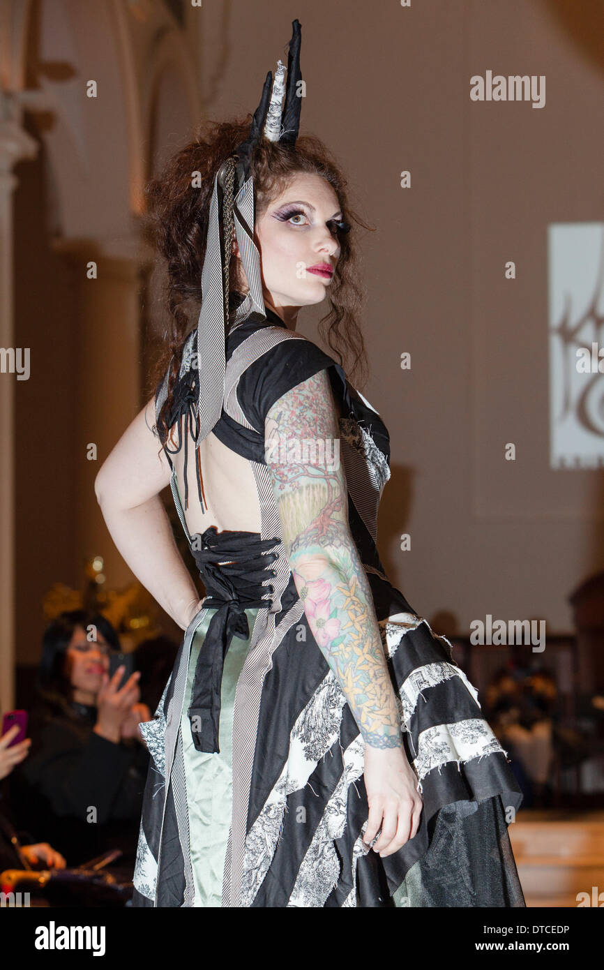 New York Fashionweek. Eine Modenschau Februar, 13 im Heiligen Apostel Ballroom in Chelsea, Manhattan. Dieses Ereignis war ein Vorteil für die Love146.org zu Ende Kinderhandel. Auf diesem Foto: Mode-Designer Kristin Costa (Couture Fashion Week, Victoria Secret Flügel mit Izquierdo Studios) präsentiert "Schattenseite". Stockfoto
