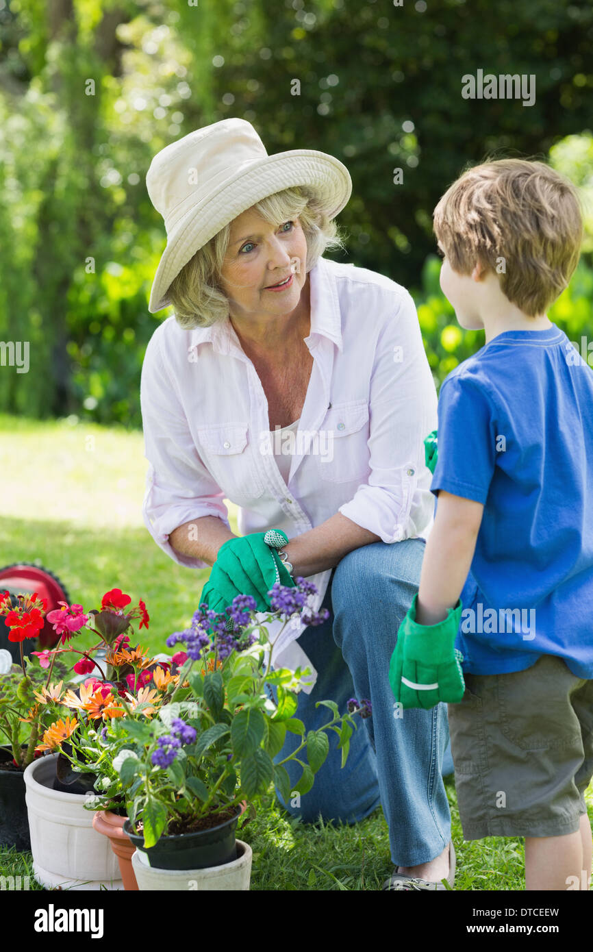 Großmutter und Enkel engagiert bei der Gartenarbeit Stockfoto