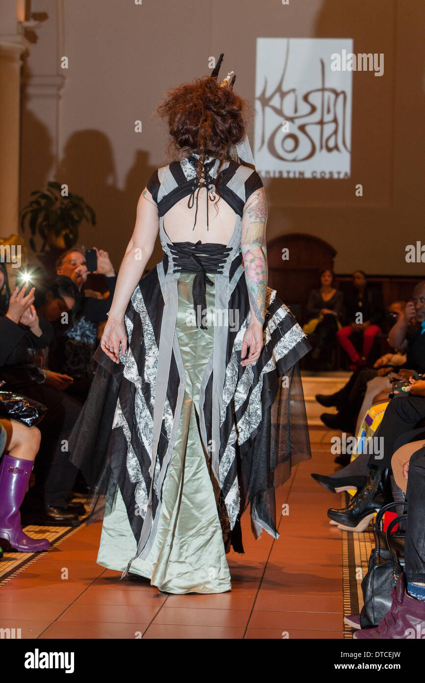 New York Fashionweek. Eine Modenschau Februar, 13 im Heiligen Apostel Ballroom in Chelsea, Manhattan. Dieses Ereignis war ein Vorteil für die Love146.org zu Ende Kinderhandel. Auf diesem Foto: Mode-Designer Kristin Costa (Couture Fashion Week, Victoria Secret Flügel mit Izquierdo Studios) präsentiert "Schattenseite". Stockfoto