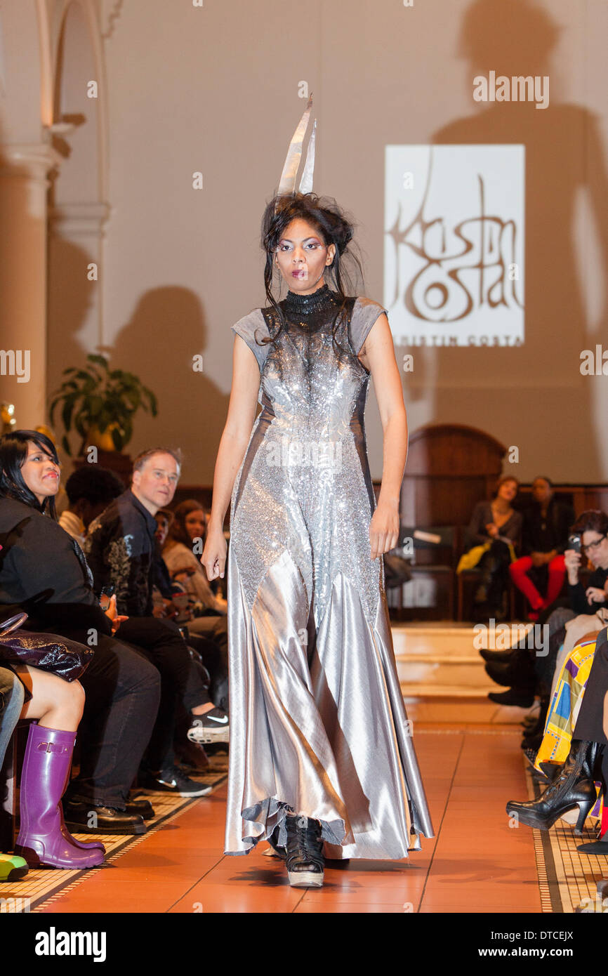 New York Fashionweek. Eine Modenschau Februar, 13 im Heiligen Apostel Ballroom in Chelsea, Manhattan. Dieses Ereignis war ein Vorteil für die Love146.org zu Ende Kinderhandel. Auf diesem Foto: Mode-Designer Kristin Costa (Couture Fashion Week, Victoria Secret Flügel mit Izquierdo Studios) präsentiert "Schattenseite". Stockfoto