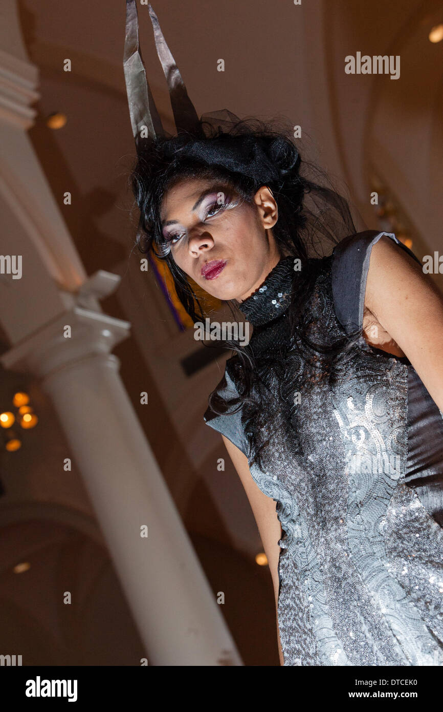 New York Fashionweek. Eine Modenschau Februar, 13 im Heiligen Apostel Ballroom in Chelsea, Manhattan. Dieses Ereignis war ein Vorteil für die Love146.org zu Ende Kinderhandel. Auf diesem Foto: Mode-Designer Kristin Costa (Couture Fashion Week, Victoria Secret Flügel mit Izquierdo Studios) präsentiert "Schattenseite". Stockfoto
