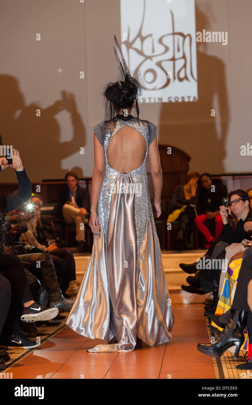 New York Fashionweek. Eine Modenschau Februar, 13 im Heiligen Apostel Ballroom in Chelsea, Manhattan. Dieses Ereignis war ein Vorteil für die Love146.org zu Ende Kinderhandel. Auf diesem Foto: Mode-Designer Kristin Costa (Couture Fashion Week, Victoria Secret Flügel mit Izquierdo Studios) präsentiert "Schattenseite". Stockfoto